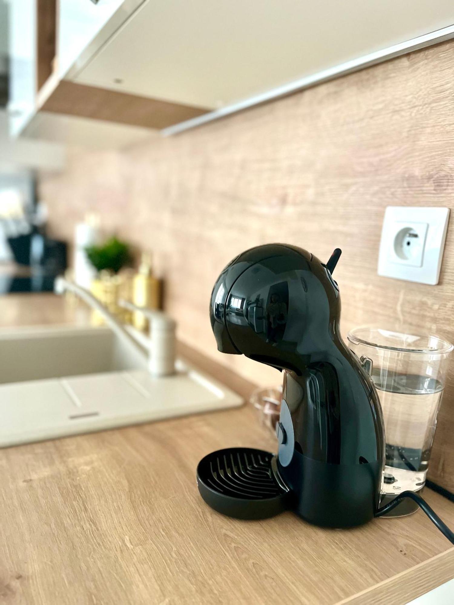 The Elite Suite II Downtown Ac & Garage Parking 브라티슬라바 외부 사진