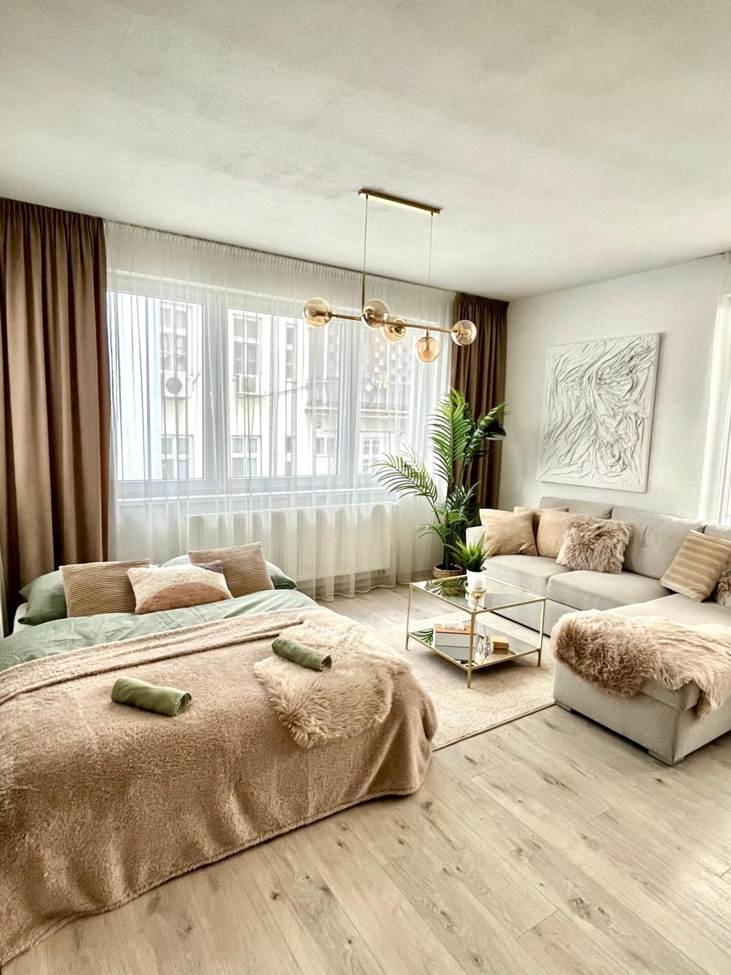 The Elite Suite II Downtown Ac & Garage Parking 브라티슬라바 외부 사진