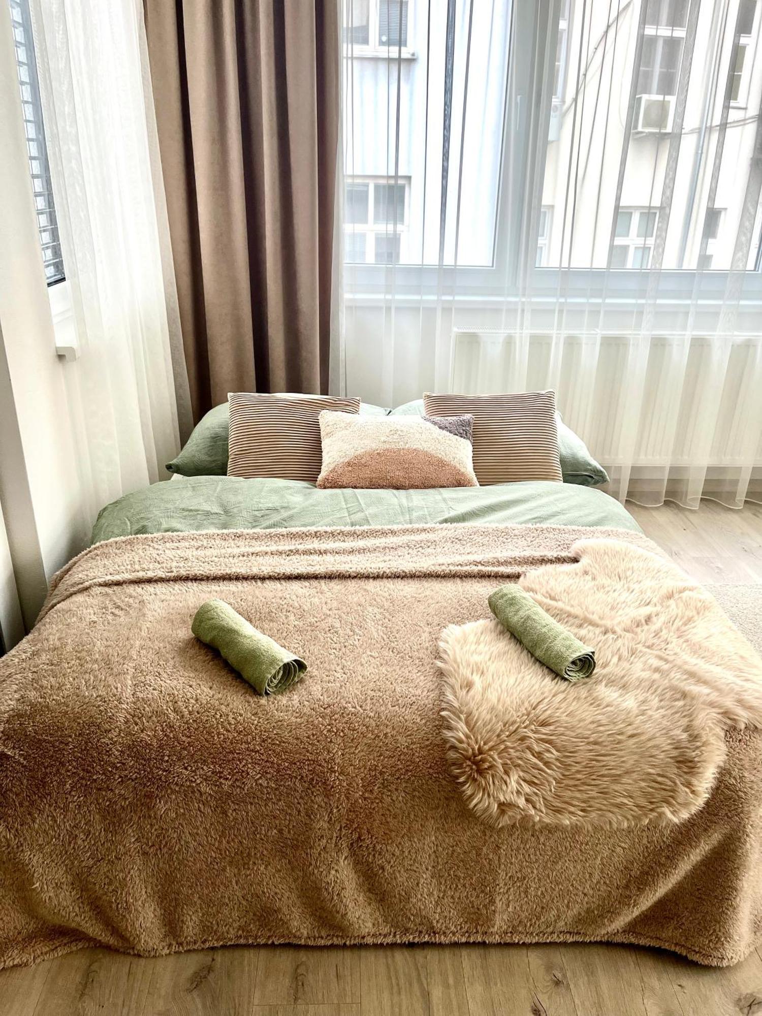 The Elite Suite II Downtown Ac & Garage Parking 브라티슬라바 외부 사진