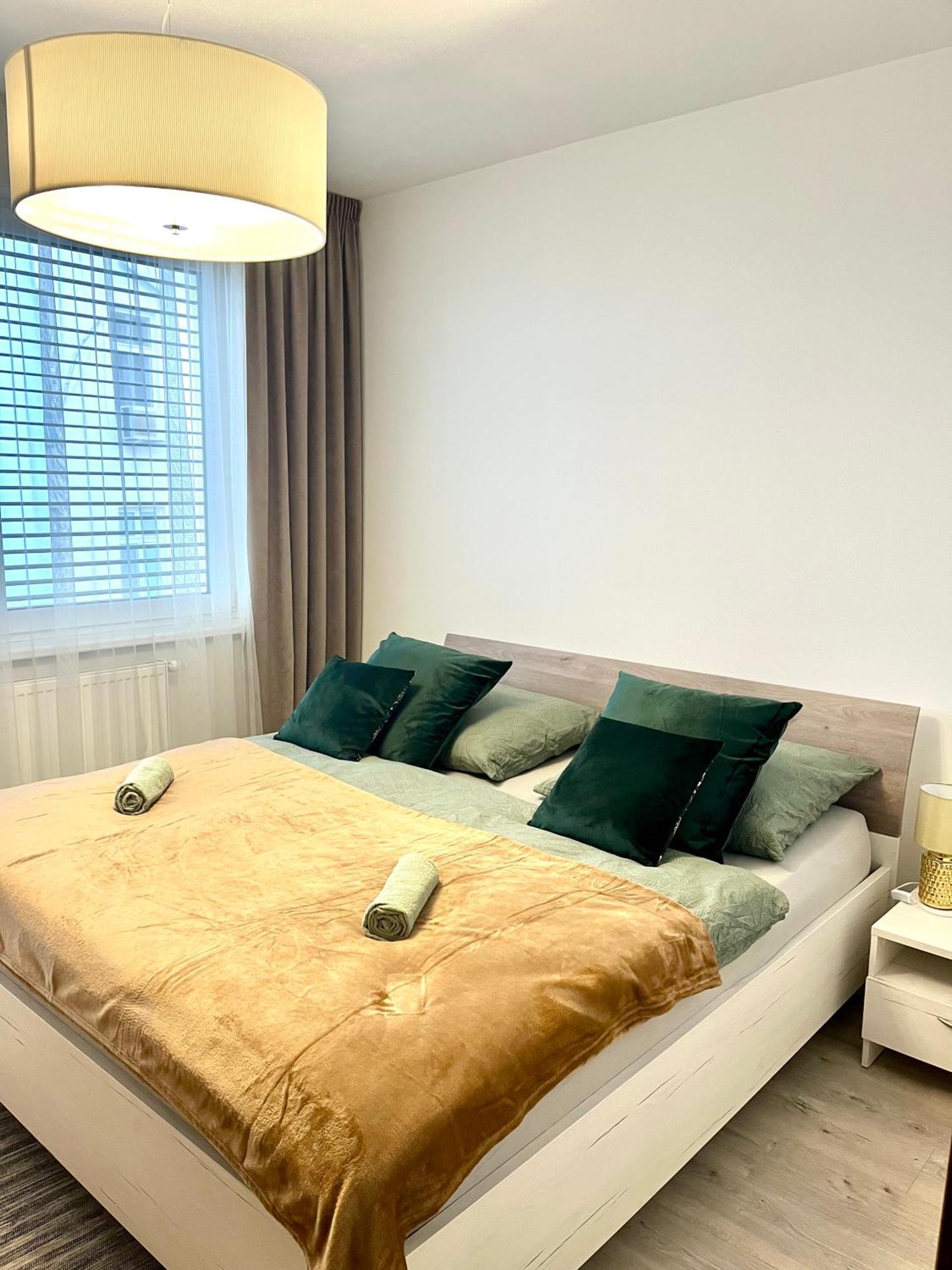 The Elite Suite II Downtown Ac & Garage Parking 브라티슬라바 외부 사진
