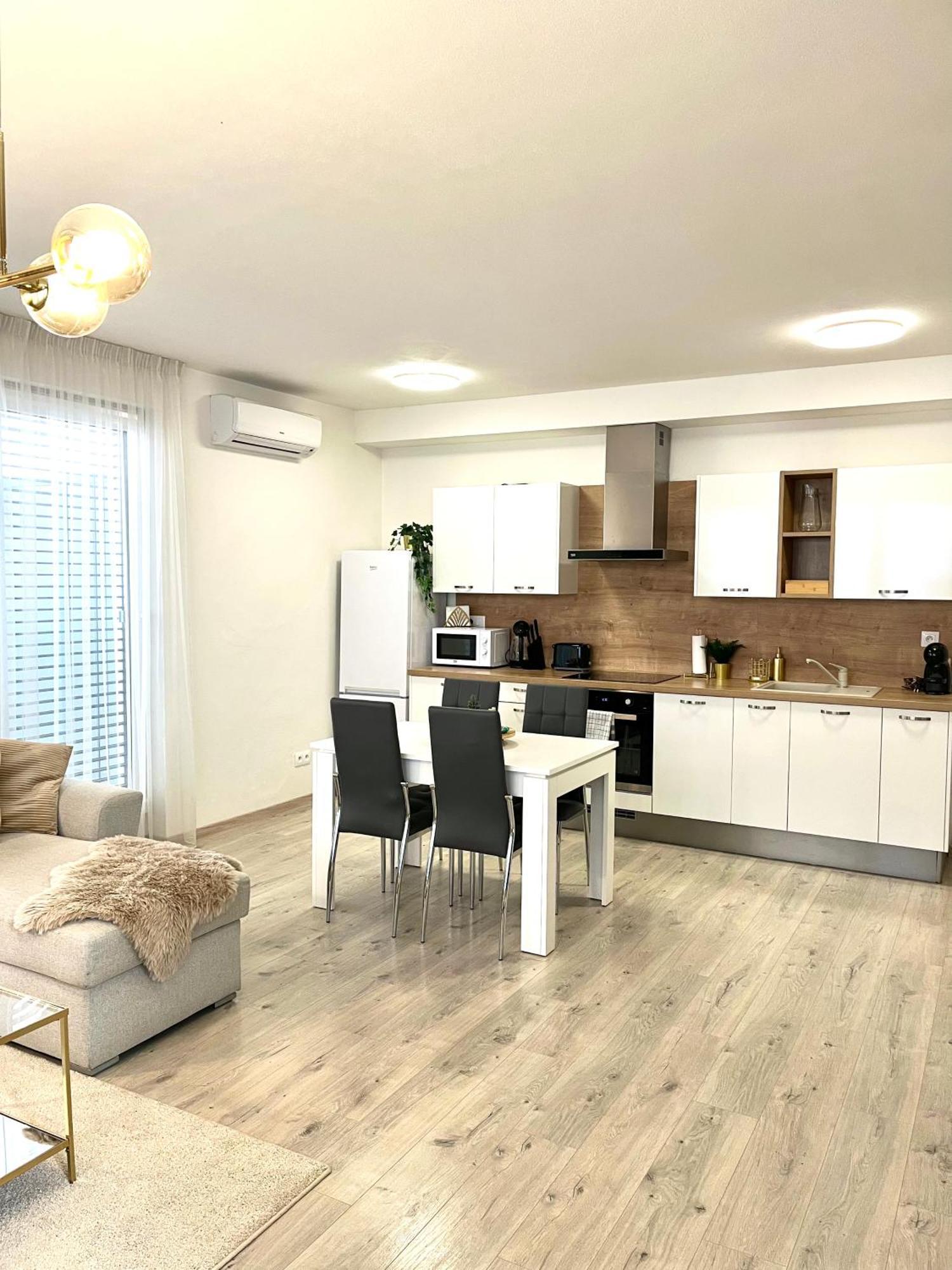 The Elite Suite II Downtown Ac & Garage Parking 브라티슬라바 외부 사진