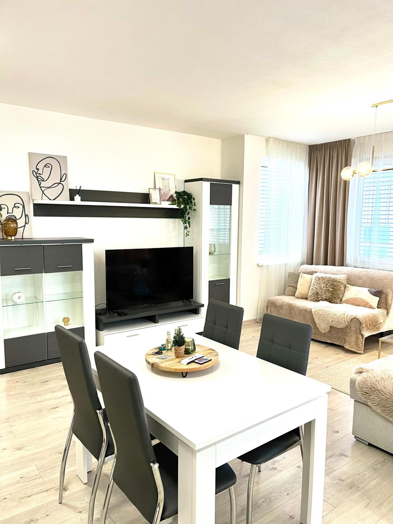 The Elite Suite II Downtown Ac & Garage Parking 브라티슬라바 외부 사진