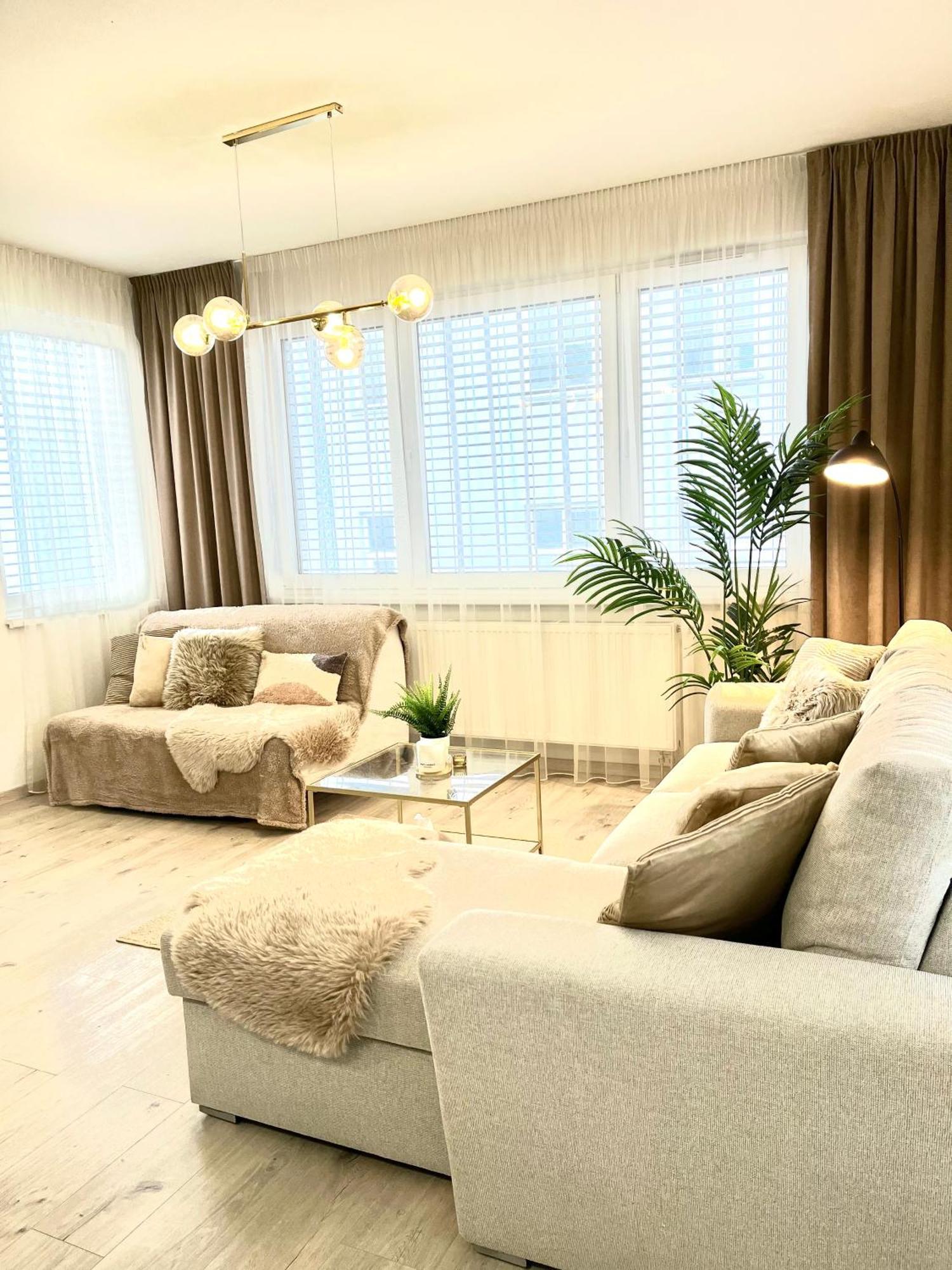 The Elite Suite II Downtown Ac & Garage Parking 브라티슬라바 외부 사진