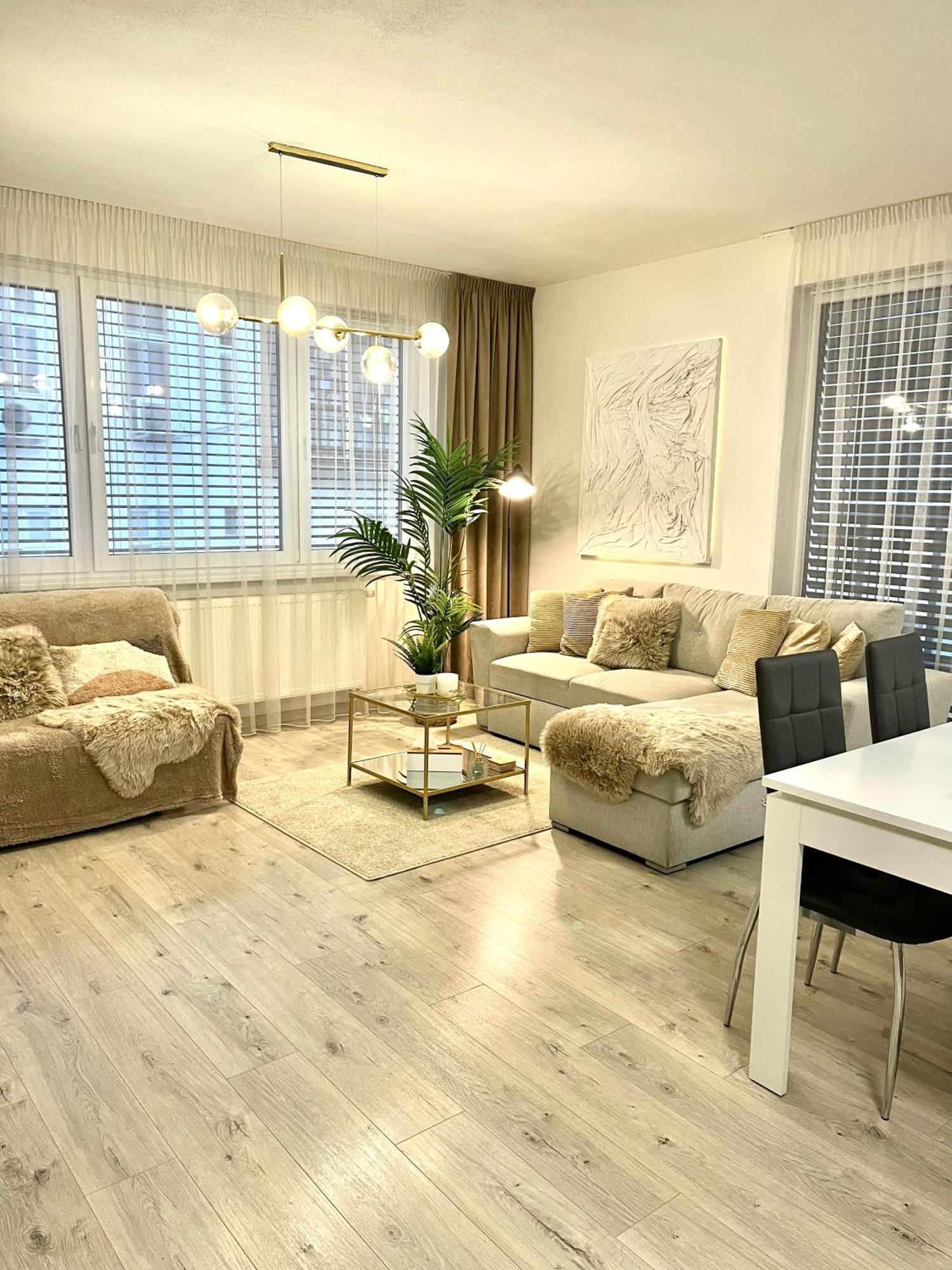 The Elite Suite II Downtown Ac & Garage Parking 브라티슬라바 외부 사진