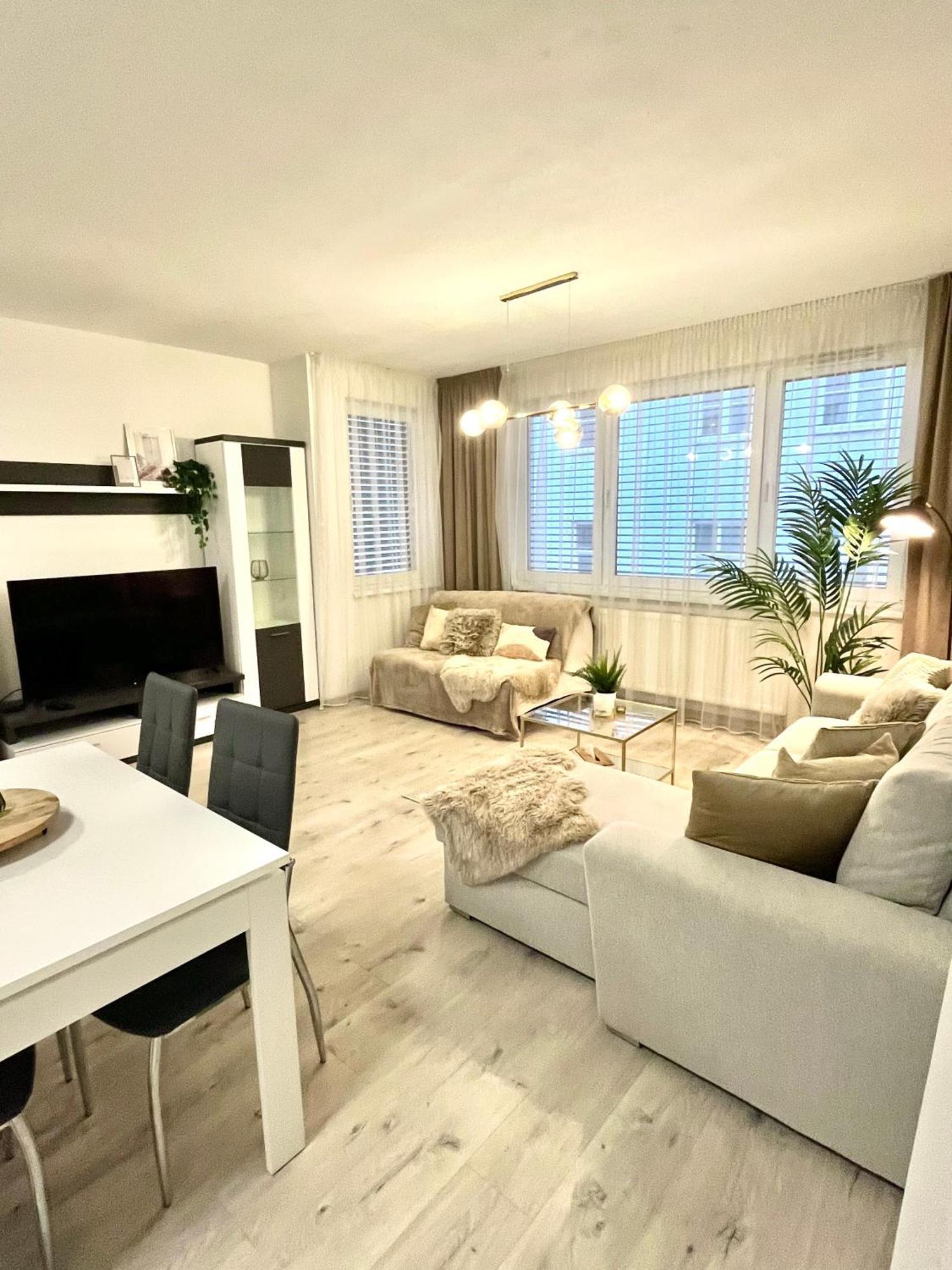 The Elite Suite II Downtown Ac & Garage Parking 브라티슬라바 외부 사진